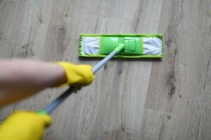 Passare spazzolone su parquet