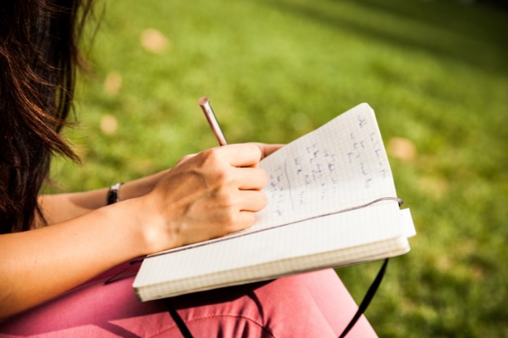 donna che scrive un diario