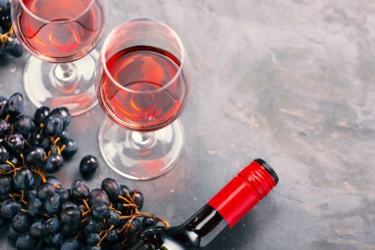 calici vino, bottiglia vino e uva
