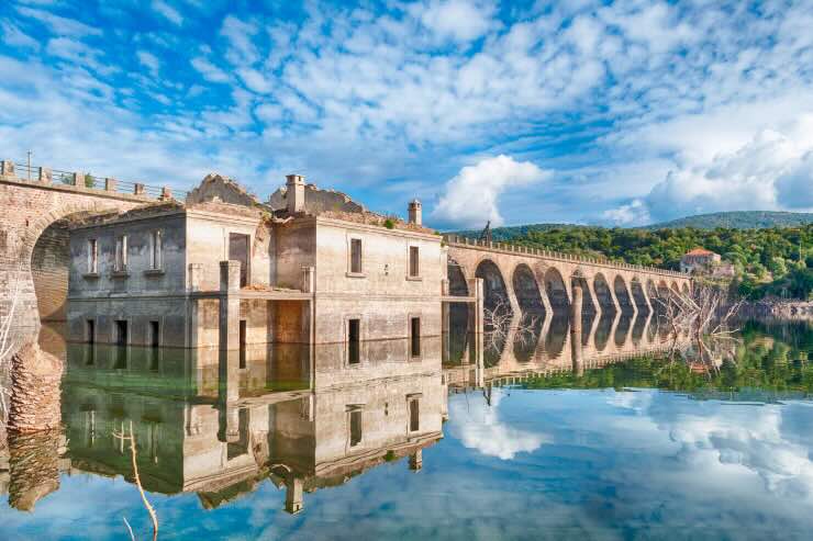sponde lago omodeo