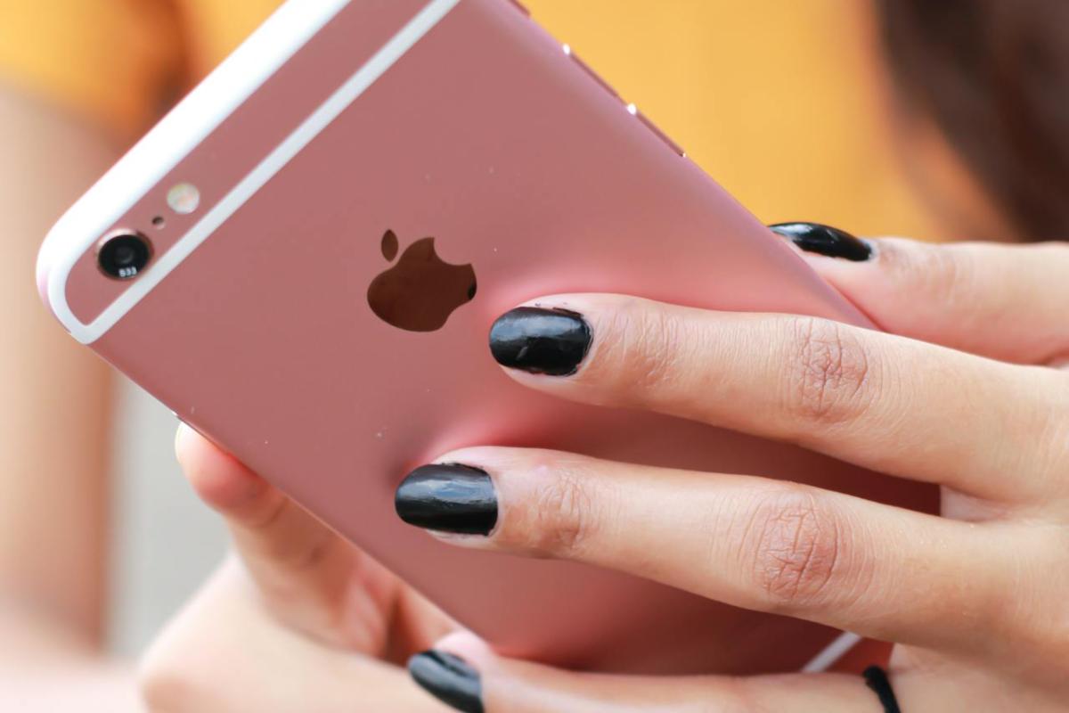 iPhone nelle mani di una ragazza