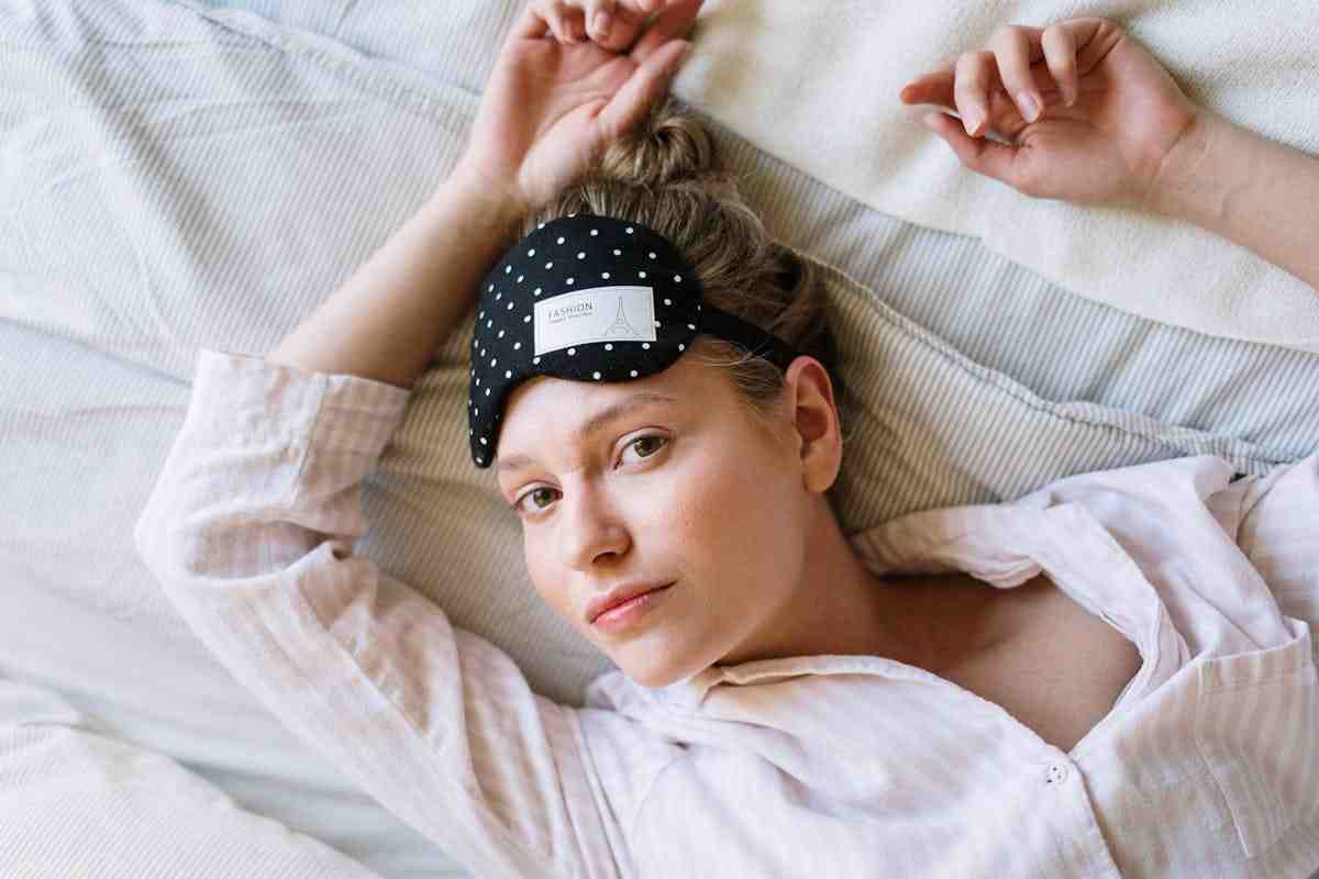 donna distesa sul letto