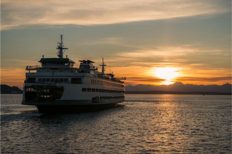 Traghetto al tramonto in mare