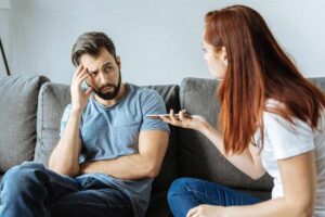 Un uomo e una donna che discutono