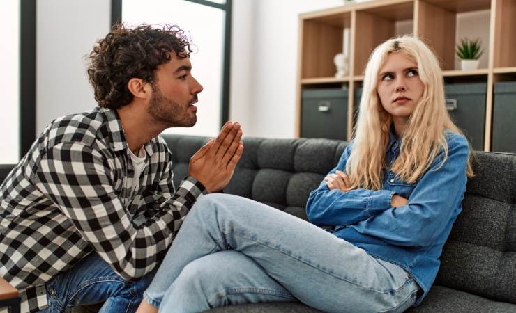 Un uomo e una donna che litigano