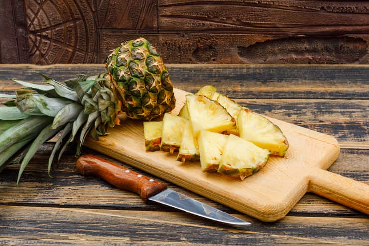 Ananas tagliato a fette su un tagliere