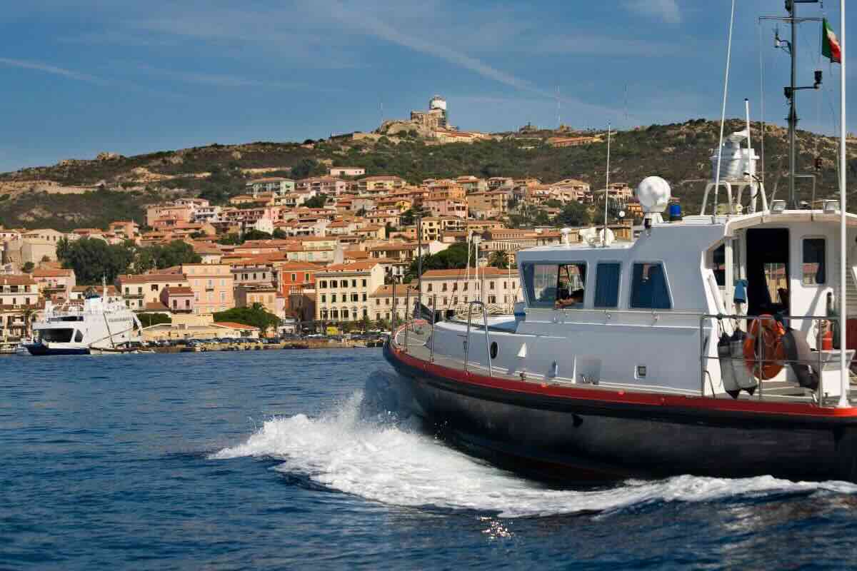 Barca in mare, vista su città