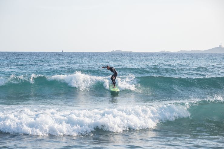 surfista in mare sardegna