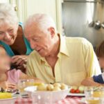 Nonni con due nipotini a tavola