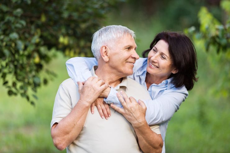 uomo e donna felici abbracciati