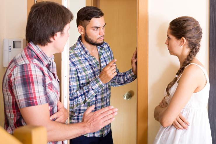 vicini discutono due uomini e una donna