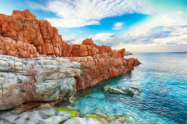 mare incantevole e rocce rosse 