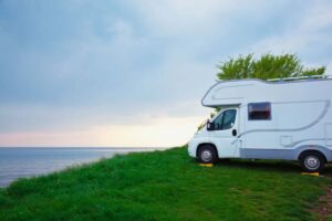 Camper su erba vista mare