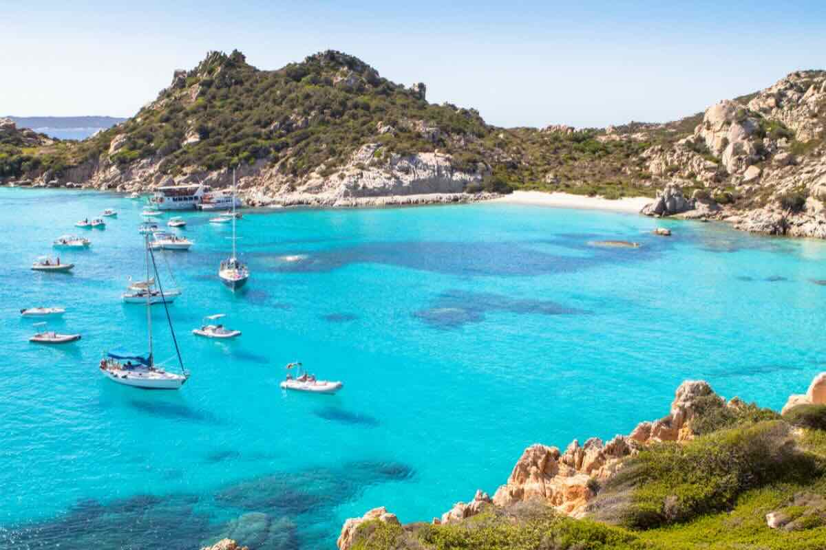 Mare, barche, vegetazione su rocce