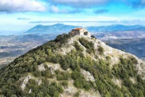 veduta della chiesa sul monte di salure
