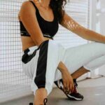 donna con sneakers ai piedi