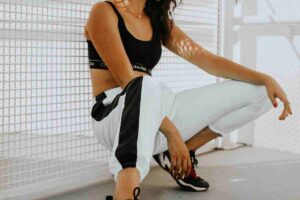 donna con sneakers ai piedi