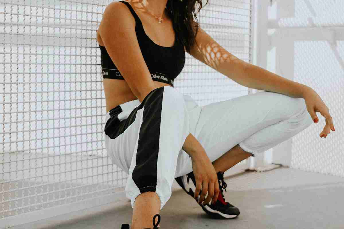 donna con sneakers ai piedi