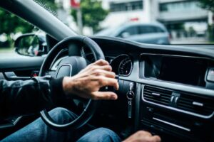 uomo guida auto