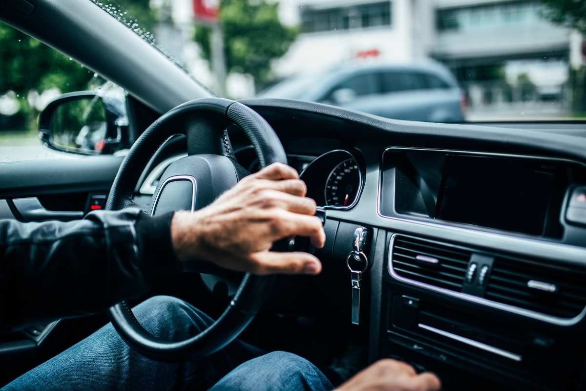 uomo guida auto