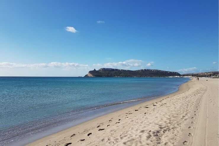 Spiaggia sabbiosa e mare cristallino