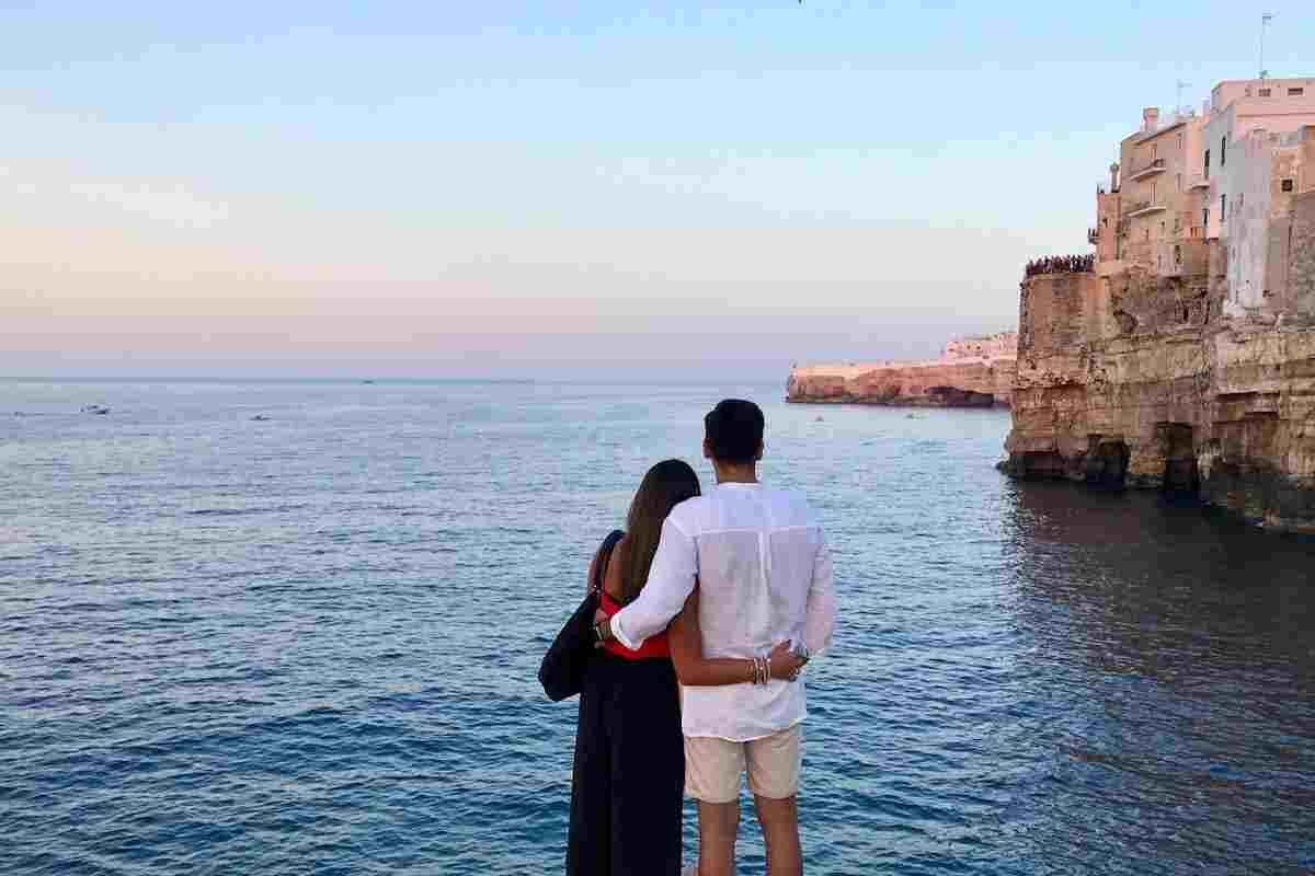 coppia in riva al mare