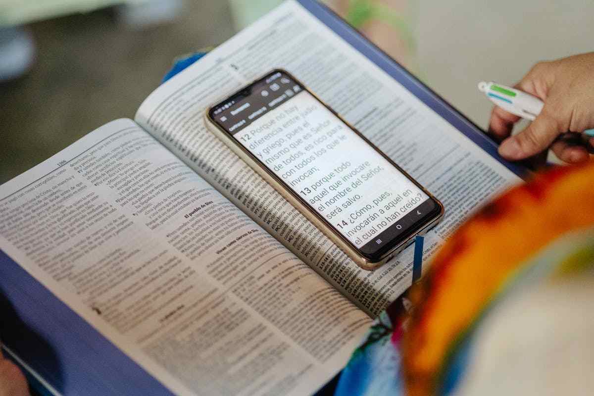lingua straniera apprendimento con cellulare e lettura