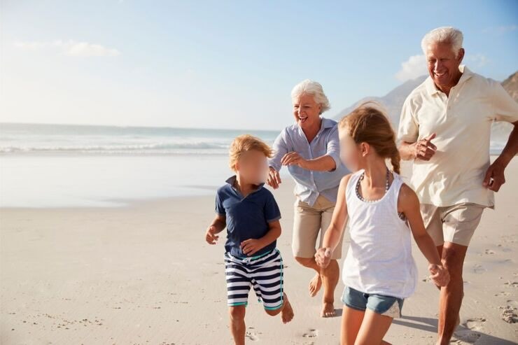 Nonni e nipoti corrono in spiaggia