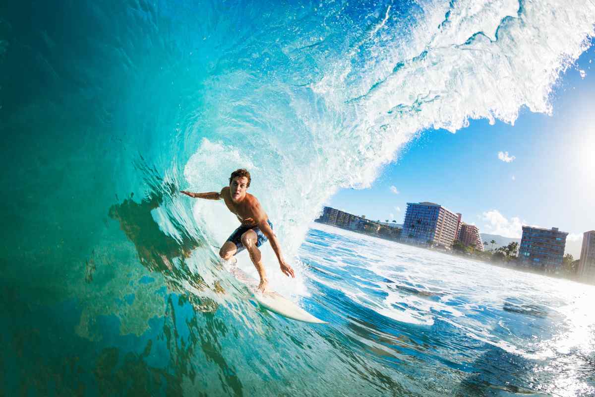 surfista tra le onde