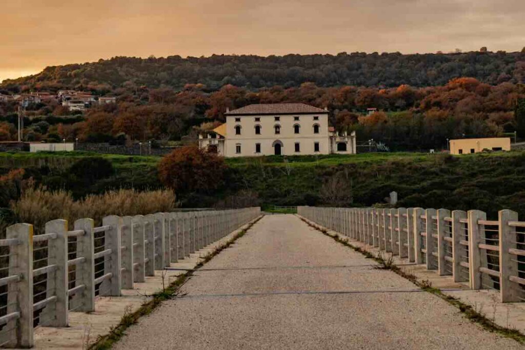vista del lago e casa tadasuni