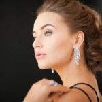 Donna che indossa orecchini di diamante