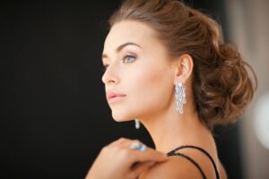 Donna che indossa orecchini di diamante