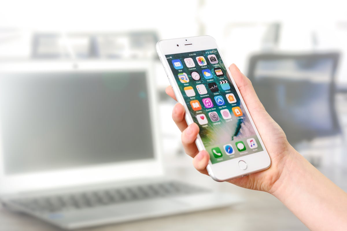 iphone tenuto in mano