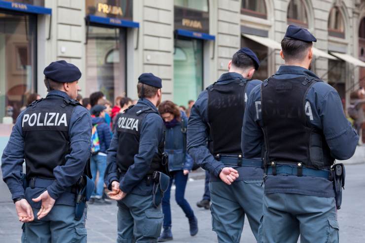 poliziotti controllano strade